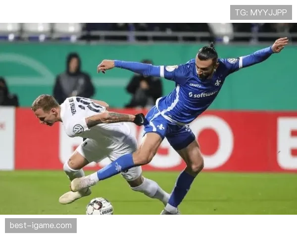 赫塔费尔德防线焕新,战术突破助球队防守表现大幅提升 赫塔费尔德防线焕新,战术突破助球队防守表现大幅提升