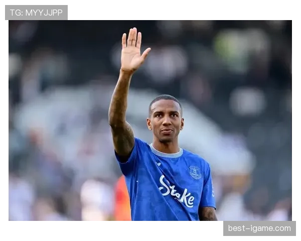 阿什利·扬新赛季表现回顾:老将坚守防线,未来角色或将转型 阿什利·扬新赛季表现回顾:老将坚守防线,未来角色或将转型