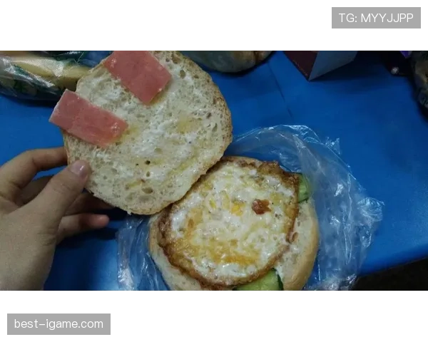 刷到廖秋云街拍：拎着名牌袋子啃廉价汉堡，赛场上的钢铁女郎形象瞬间崩掉